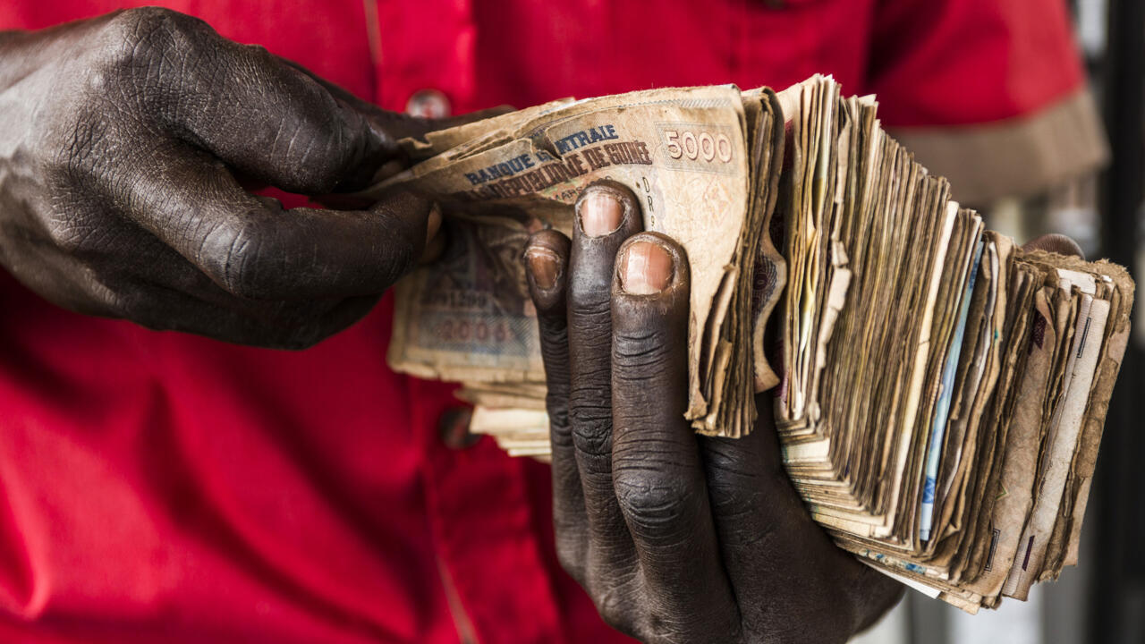 Guinée: face à la crise de liquidités qui s’intensifie, les banques plafonnent les retraits