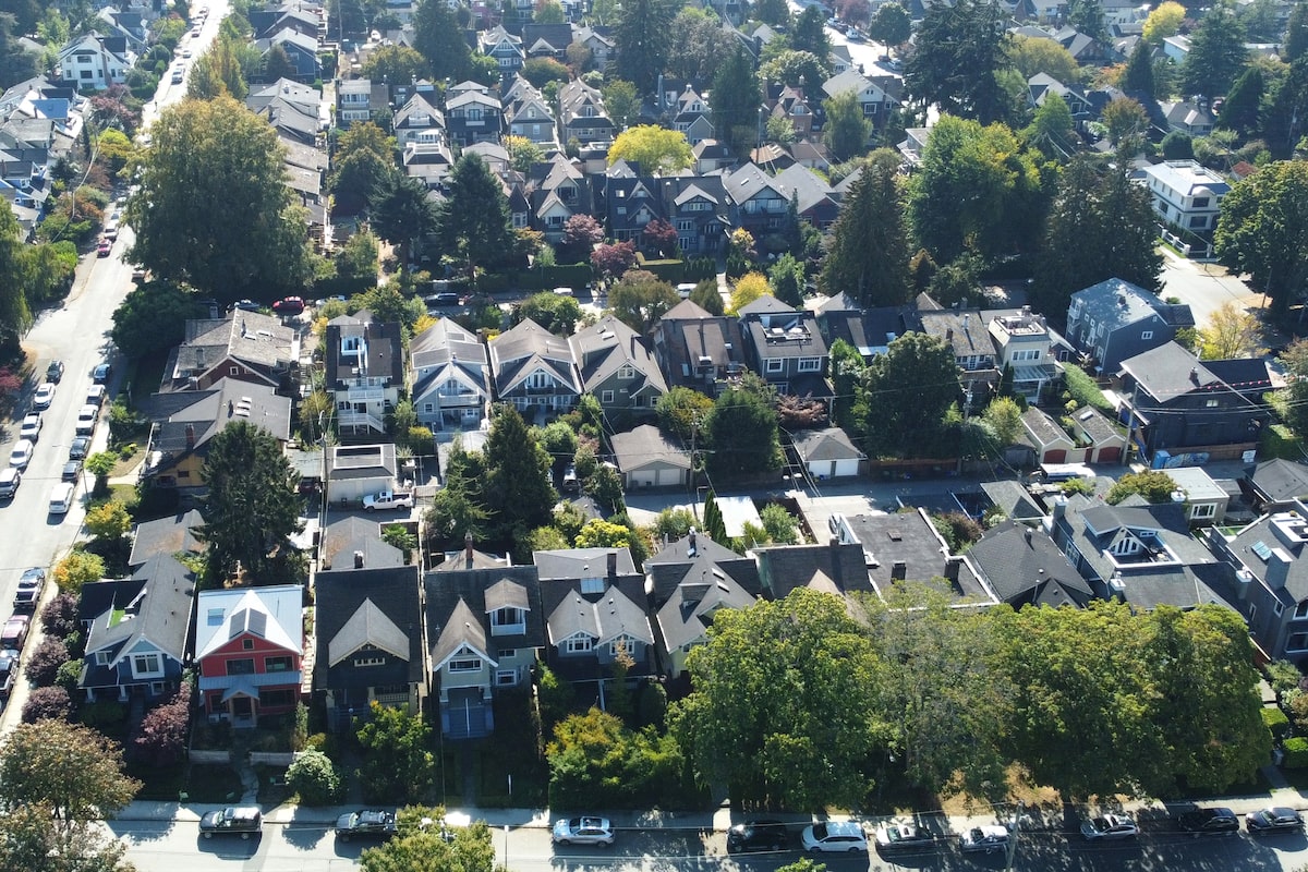 Bank of Canada rate decision offers little relief to homeowners facing mortgage renewals - The Globe and Mail