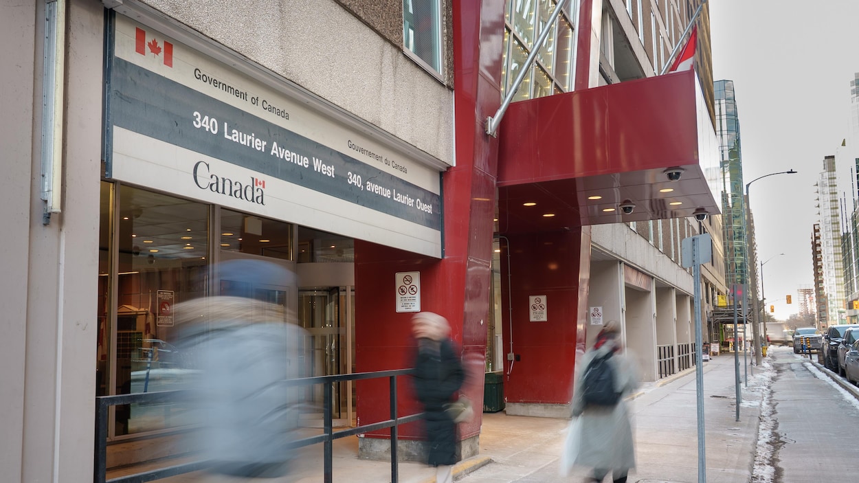 Des centaines de fonctionnaires fédéraux connaîtront leur sort en janvier | Radio-Canada